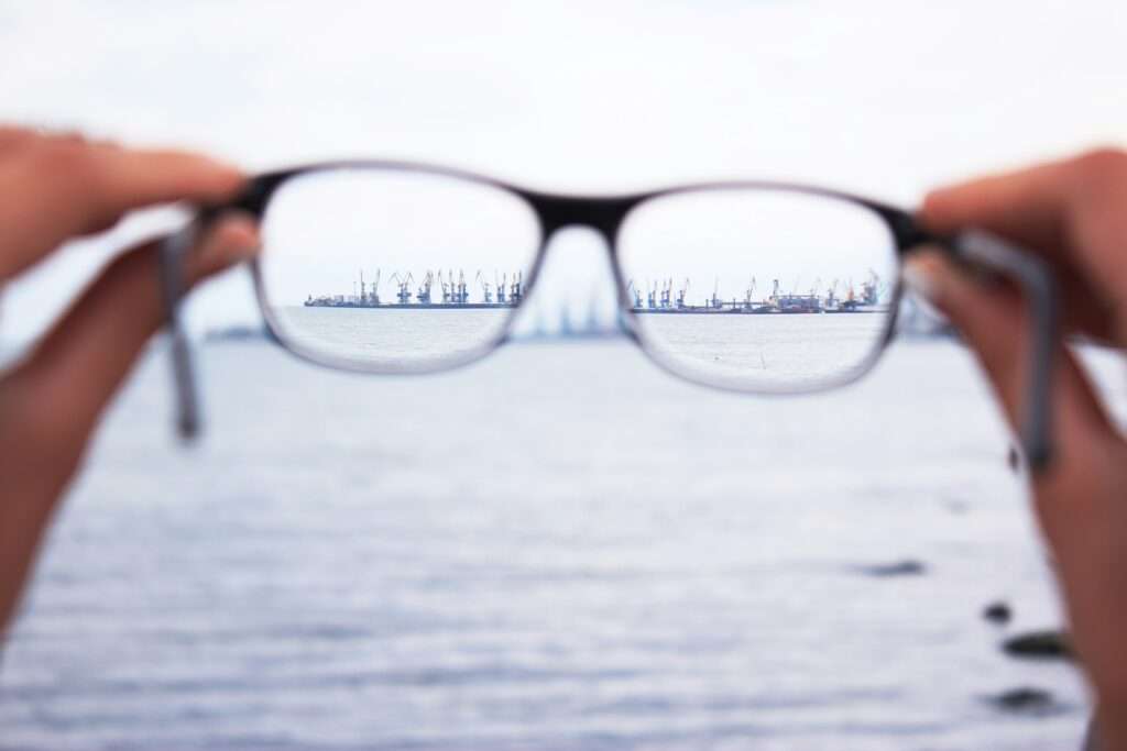 Blick durch eine Brille ist stark fokussiert, während der Rest unscharf ist