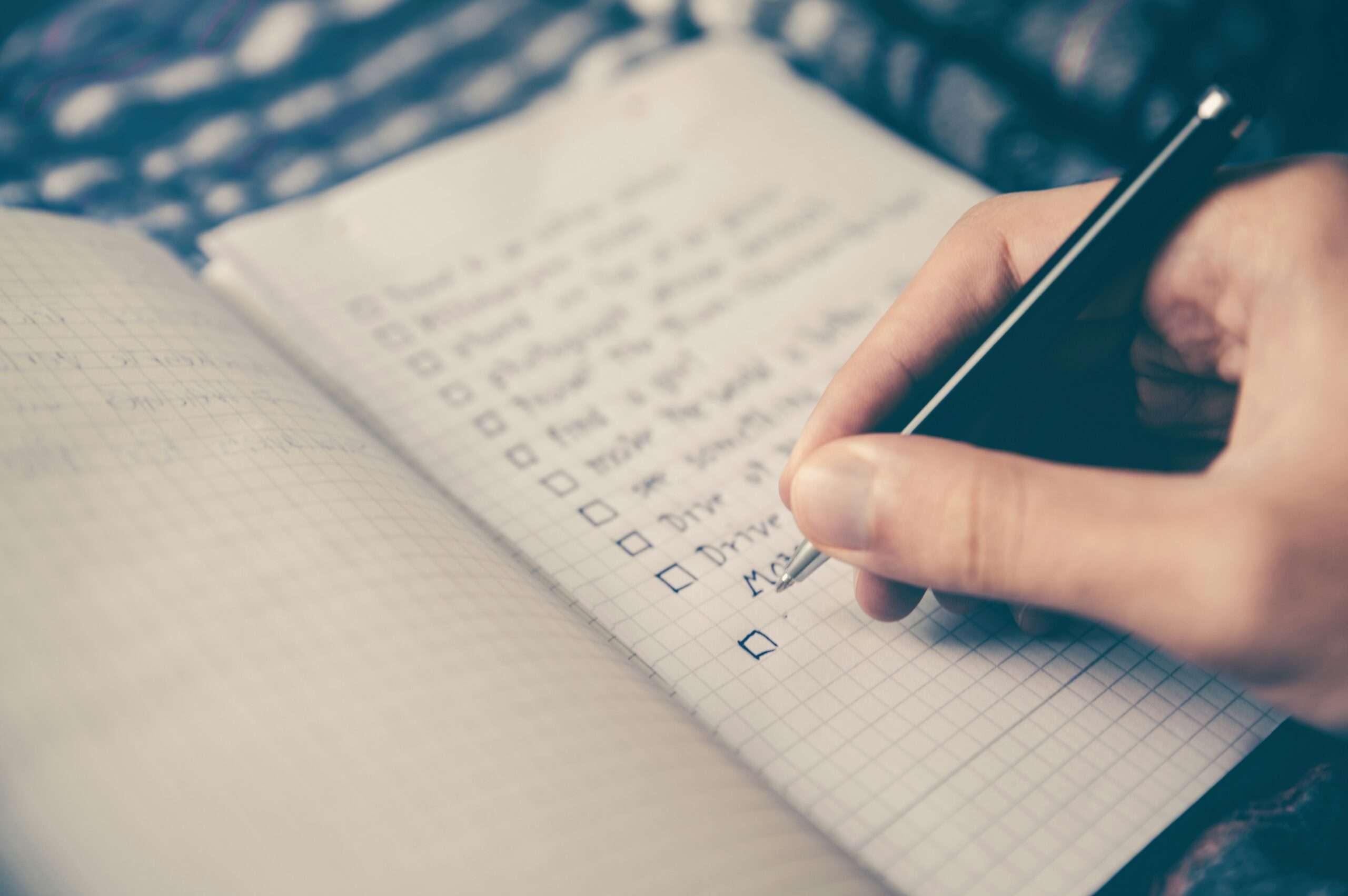 Eine Checklist, aufgeschrieben und abgehakt in einem Notizbuch 