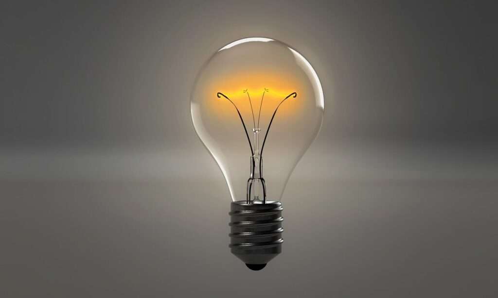 Glühbirne als Symbol für neue Ideen und Lösungen bei Schreibblockaden in der Abschlussarbeit.